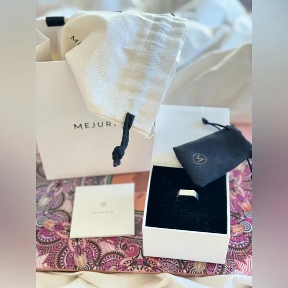 SOLD - Mejuri Rectangular Signet Ring - Picture 6 of 13